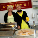 Bettina und Ariane mit k__stlichen Donats.JPG