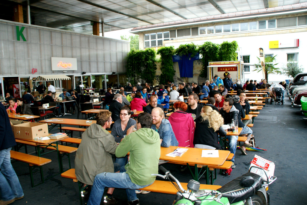 Trotz nasskaltem Wetter waren zahlreiche Besucher da.JPG