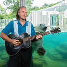 Hans Theessink spielt Charity-Konzert für Eisbären in Schönbrunn
