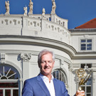Klaus Graf mit seiner Emmy Statue_Stephan_Doleschal.jpg