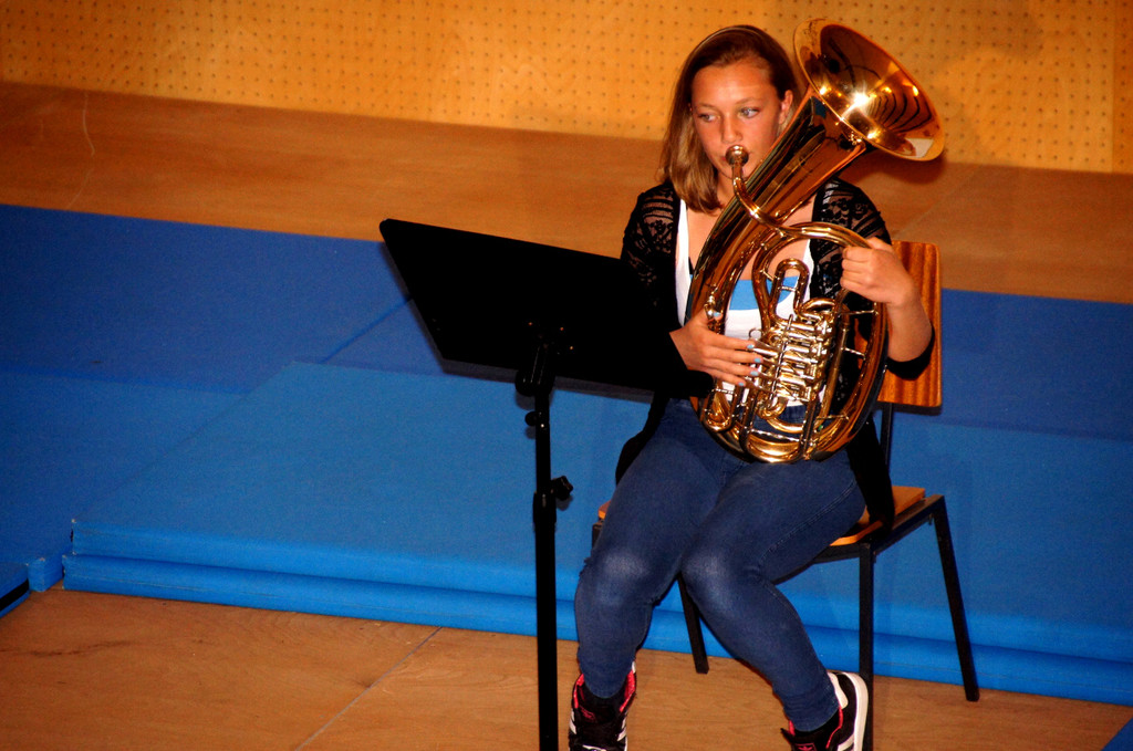 05 Alexia spielt das Tenorhorn.JPG