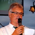 Hubert Nagel mit der Geschichte des SC Austria.JPG