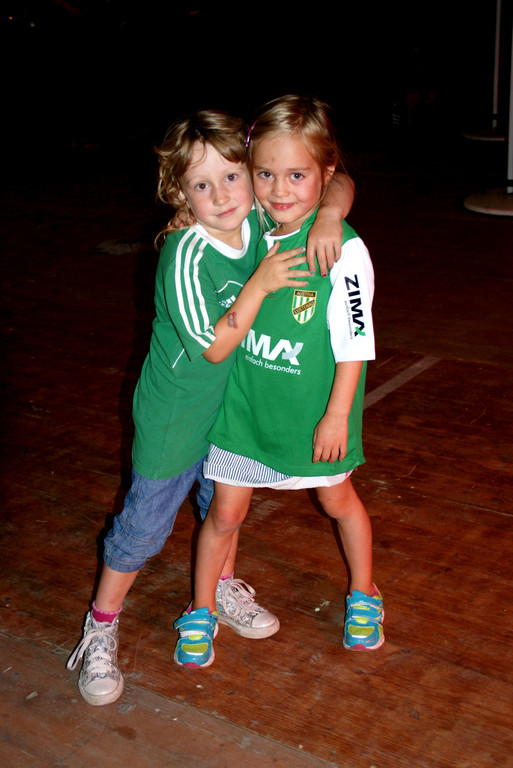 Mara und Leni_ Austria-Fans.JPG