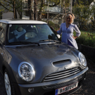 Angelika Erath mit ihrem Mini Cooper