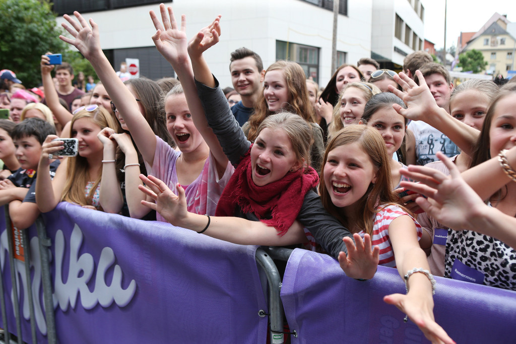 Begeisterte Fans vor der Milka Schokofestb__hne.jpg