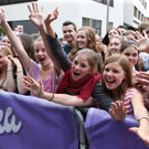 Begeisterte Fans vor der Milka Schokofestb__hne.jpg