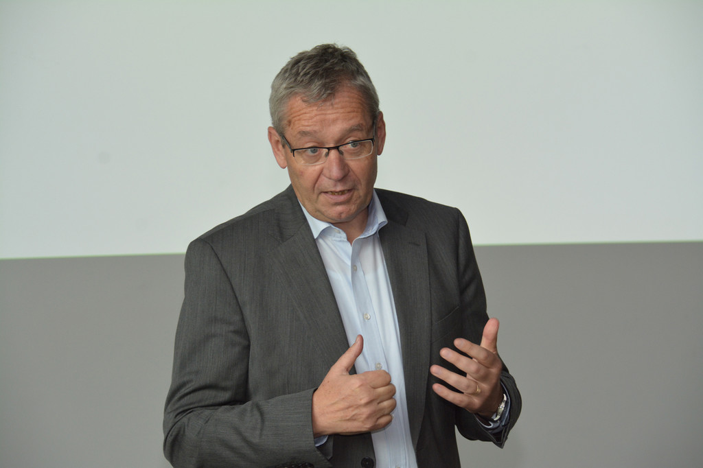 Karlheinz referiert.jpg