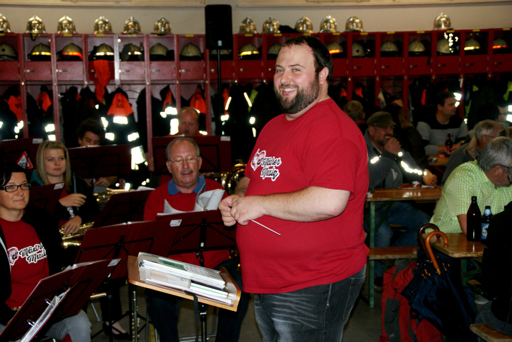 Dirigent Thomas Halfer hat die Z__gel fest im Griff.JPG