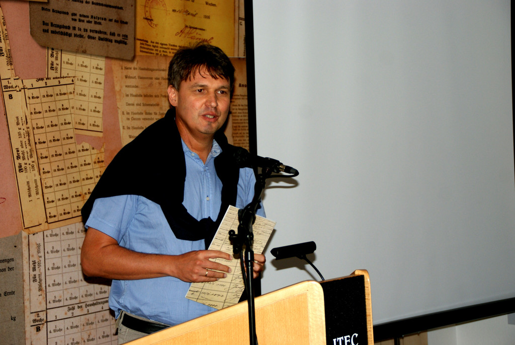 Kurt Fischer lobte die Arbeit um die Ausstellung.JPG