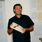 Oliver Heinzle mit dem Ausstellungs-Katalog.JPG