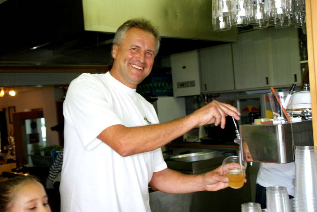 Franz Kullich zapfte flei__ig Bier.JPG