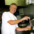 Franz Kullich zapfte flei__ig Bier.JPG