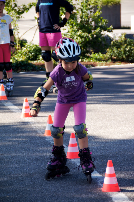 Leonie _5_ aus M__der __bt sich im Slalom.JPG