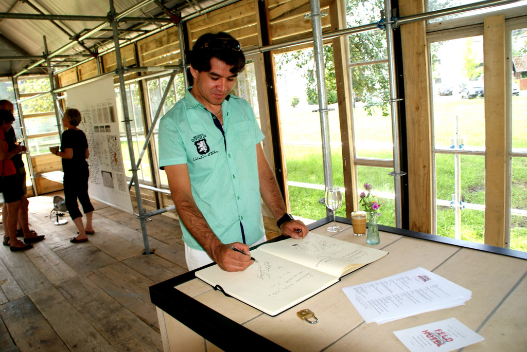 Azis verewigt sich im G__stebuch.JPG