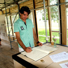 Azis verewigt sich im G__stebuch.JPG