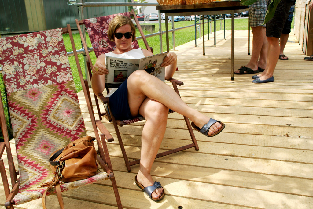 Barbara chillt unterm Apfelbaum.JPG