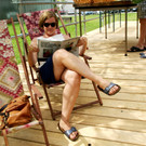 Barbara chillt unterm Apfelbaum.JPG