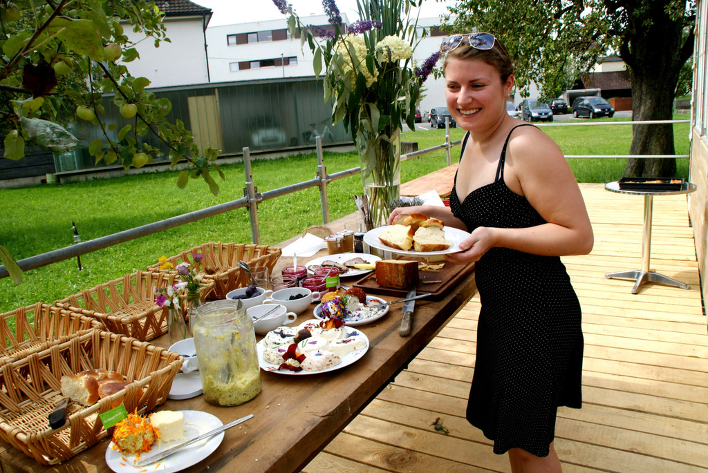 Vanessa am Buffet.JPG