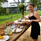 Vanessa am Buffet.JPG