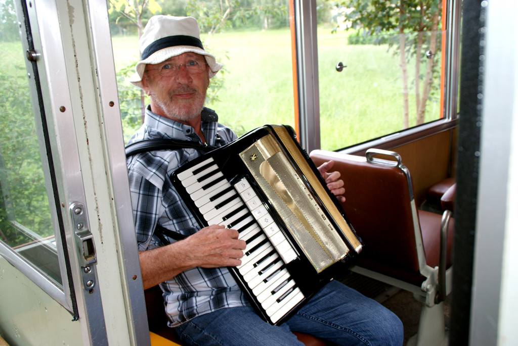 Jack Griss gab den musikalischen Rahmen.JPG