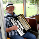 Jack Griss gab den musikalischen Rahmen.JPG