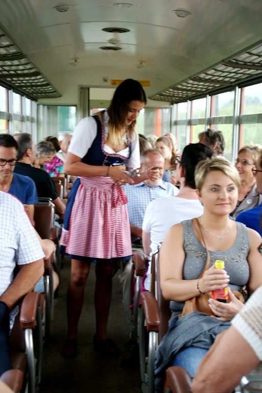 Karoline H__lzl zwickte die Fahrkarten ab.JPG