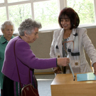 Auch diese rüstige Dame machte von ihrem Wahlrecht Gebrauch.