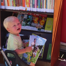 Badegäste freuen sich über den Bücherschrank