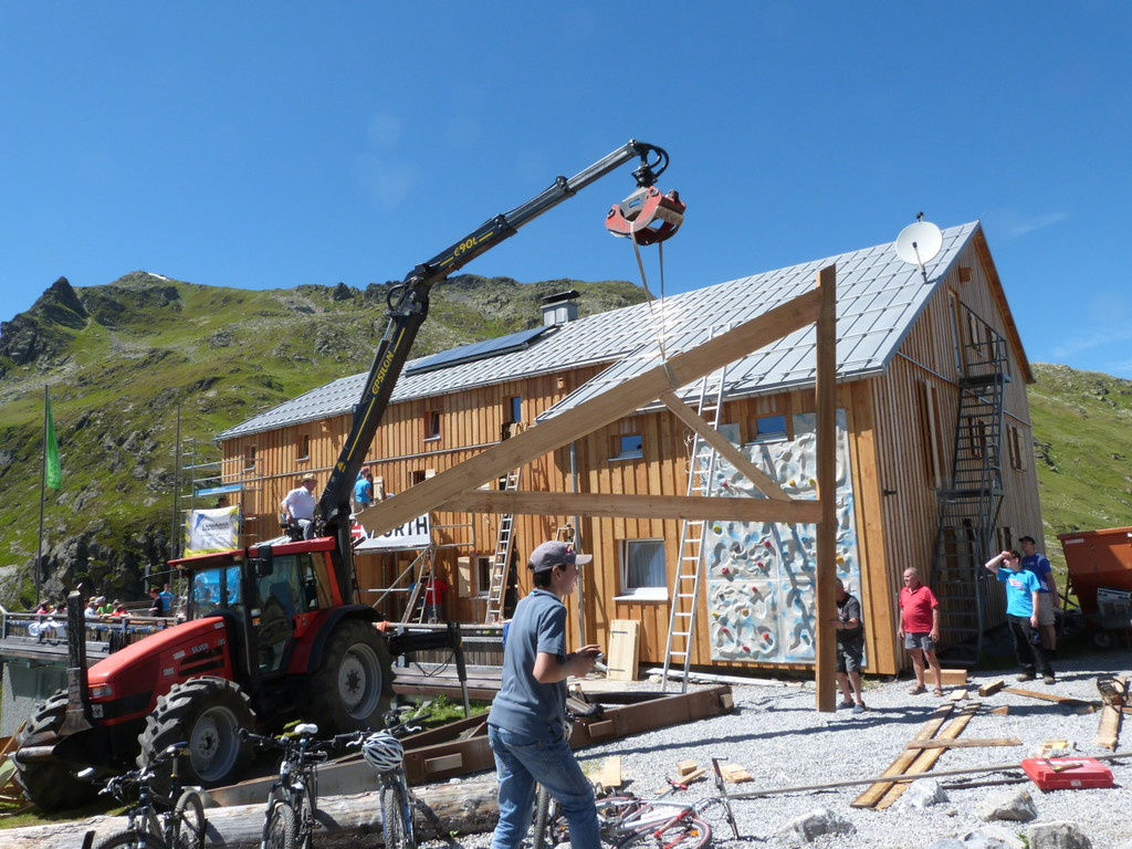 2014-07 NHH Fassade Balken neu.jpg