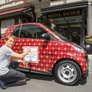 Nico Rosberg signiert Sacher Smart.jpg