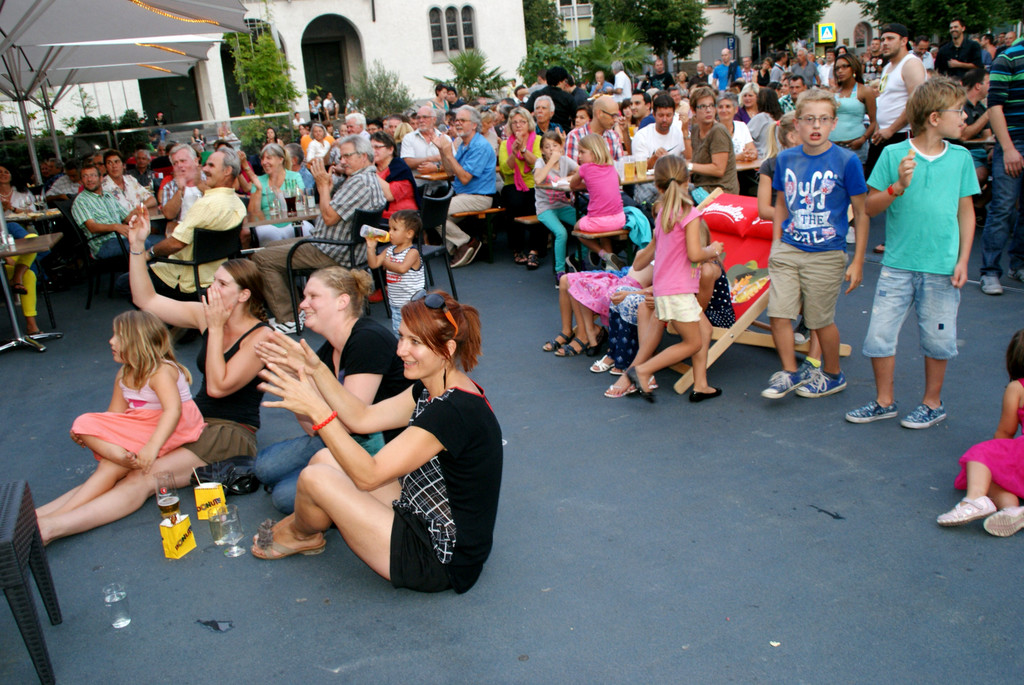 Relaxte Stimmung auf dem Platz.JPG