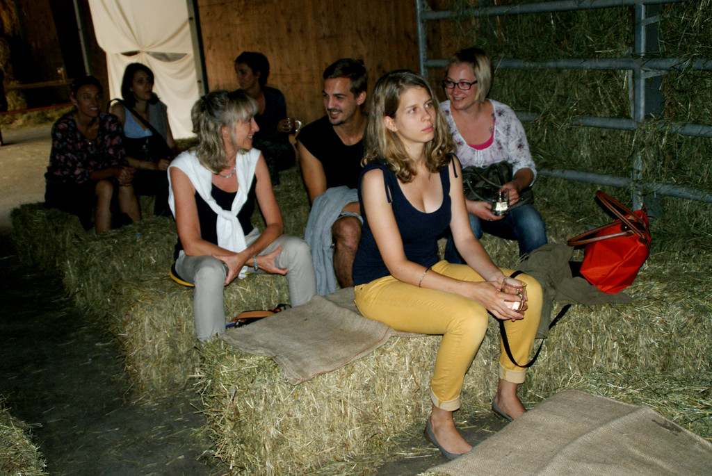 Die Zuh__rer sa__en auf Heuballen.JPG