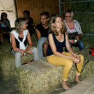 Die Zuh__rer sa__en auf Heuballen.JPG