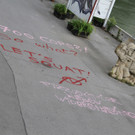 Graffiti auf Kunstwerken am Wiener Donaukanal