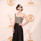 Schwarz-Weiß-Streifen würden Carrie Brownstein zwar sehr gut passen, aber die beiden unterschiedlichen Muster sind zu viel.