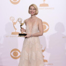 Claire Danes hätte bei ihrem hellen Teint nicht unbedingt zu so einem farblosen Kleid greifen sollen.