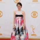 Zosia Mamet, in einem Abendkleid von Honor. Schönes Muster, aber lieber ohne schwarzen Stoff an der Brust.