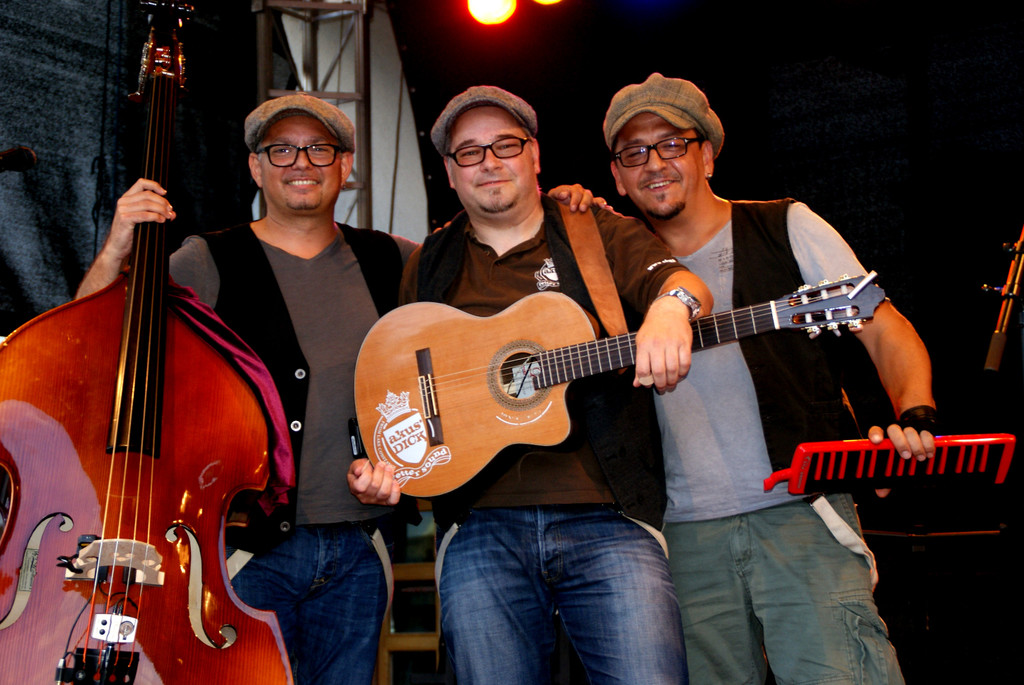 # Titelbild _64_ akusDick bestachen mit au__ergew__hnlichen Kl__ngen.JPG