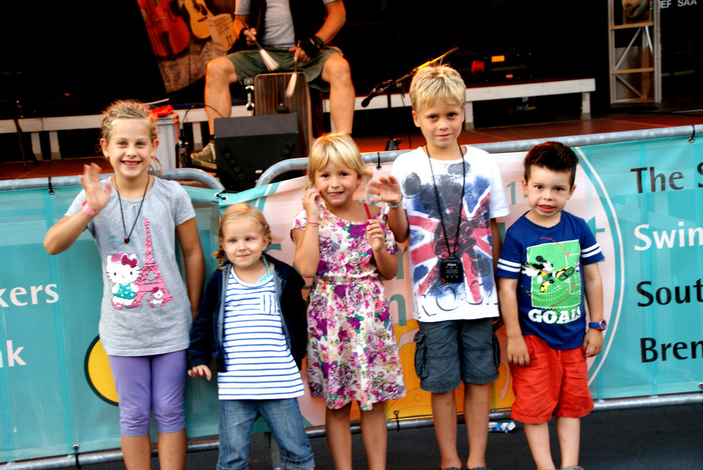 Die Kids genossen den Trubel auf dem Platz.JPG