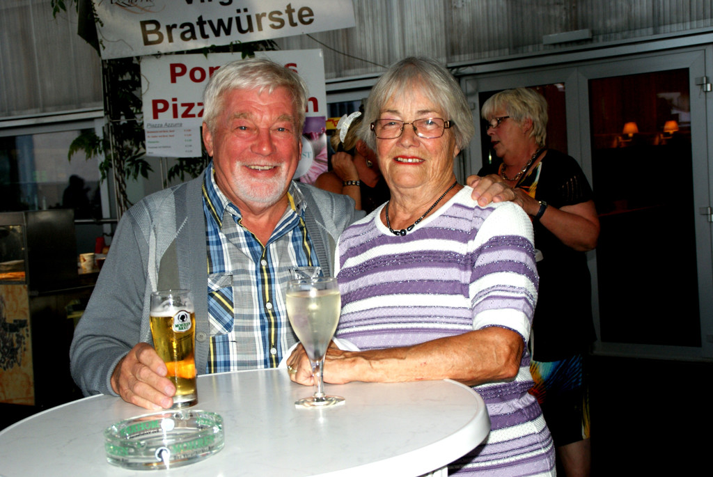 Rita und Sigi H__mmerle_ ein Gl__schen am Freitagabend.JPG
