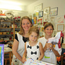 Die jungen Künstler mit Michaela Rüscher im „ARTelier Leiblachtal“ an der Arbeit