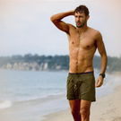 Noah Mills - Traummann zeigt Beachwear