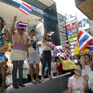 Demonstranten legen Hochbahn in Bangkok lahm 