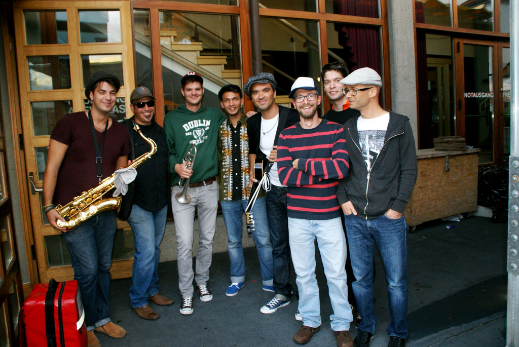 Brendan Adams umgibt sich mit ausgew__hlten Musikern.JPG