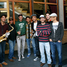 Brendan Adams umgibt sich mit ausgew__hlten Musikern.JPG