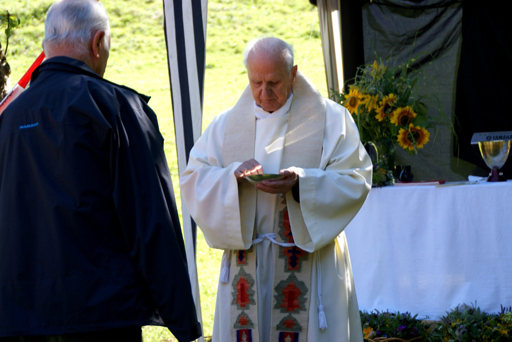 Pfarrer Walter Schwab hielt die Feldmesse.JPG