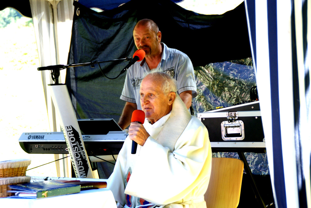 Silvio und Pfarrer Schwab sangen im Duett.JPG