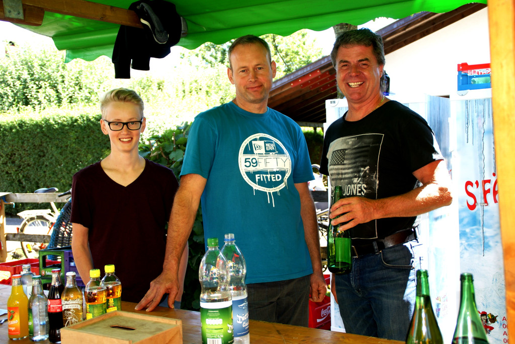 v_li_ Peter_ Hannes und Gebi sorgten f__r das leibliche Wohl.JPG