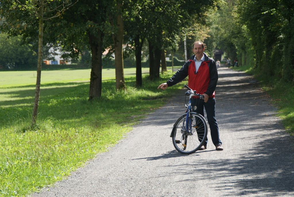 Bestehender Radweg wird asphaltiert.JPG