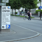 Hinweistafel versperrt Sicht